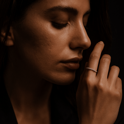 Anillo Adorazione – Plata 925 y brillo engastado delicado