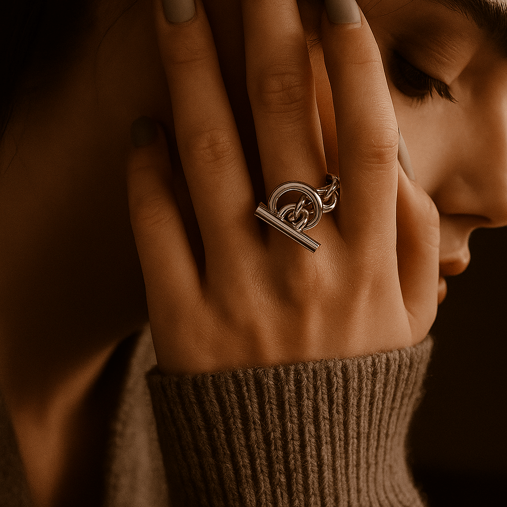 Anillo Laura – Acero plateado y cierre con firma