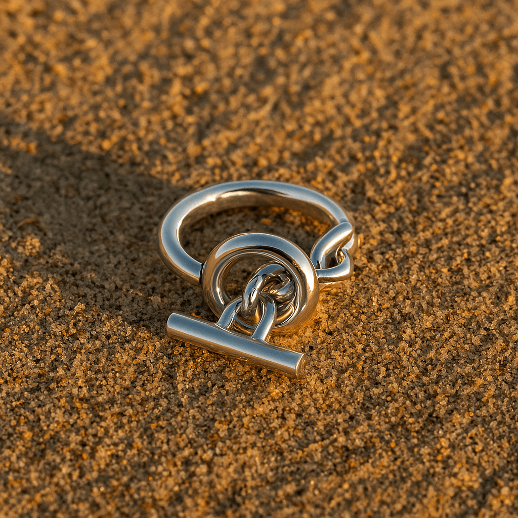 Anillo Laura – Acero plateado y cierre con firma