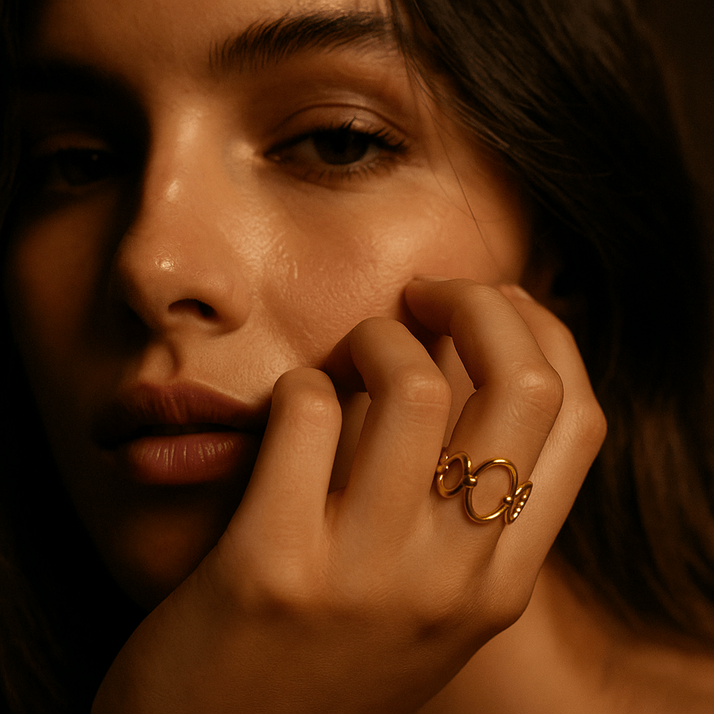 Anillo Carezza – Chapado en oro 18k y eslabones entrelazados