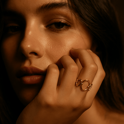 Anillo Carezza – Chapado en oro 18k y eslabones entrelazados