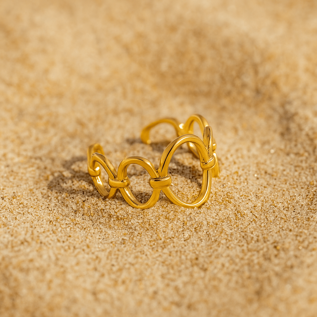 Anillo Carezza – Chapado en oro 18k y eslabones entrelazados