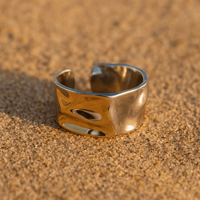 Anillo Lucia – Acero espejo y fragmento solar
