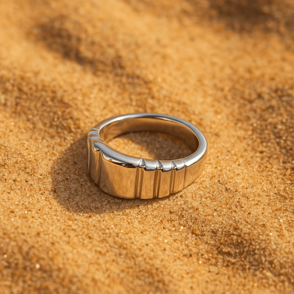 Anillo Cascata – Baño de oro 14k con relieve gráfico