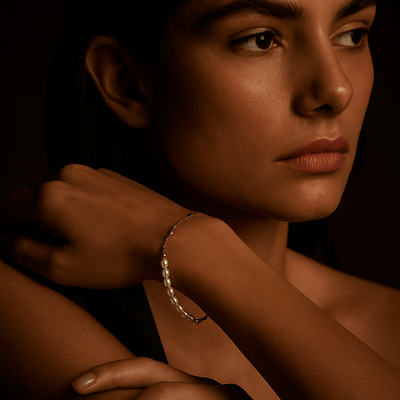 Pulsera Credenza – Perlas blancas y chapado en oro o plata