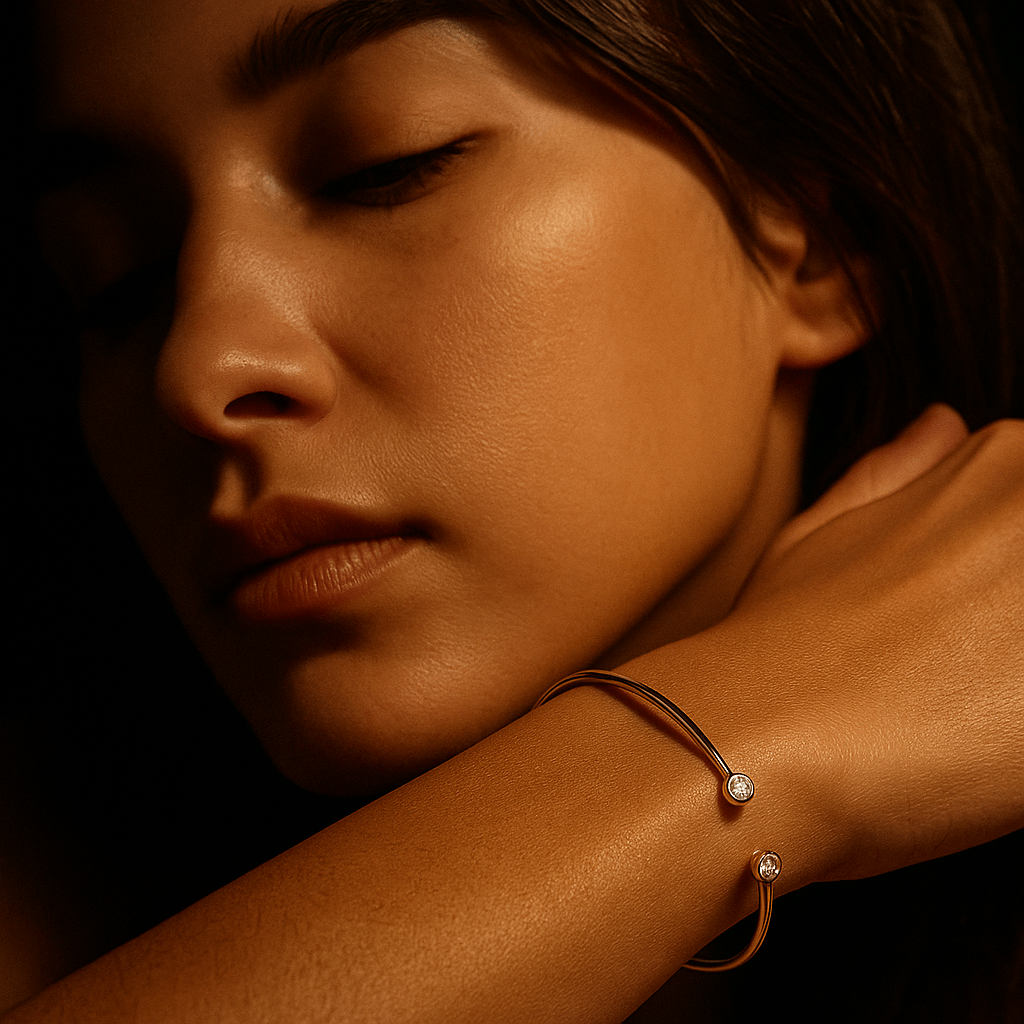 Pulsera Tramonto – Brazalete chapado en oro de 18k con reflejos solares