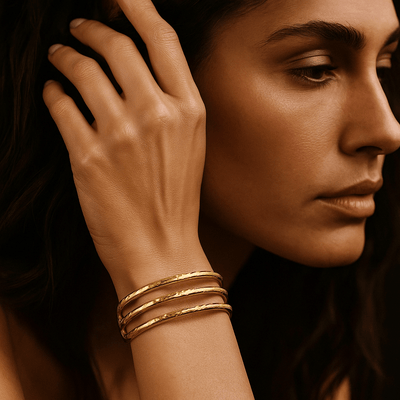 Pulsera Libertà – Brazalete dorado de acero martillado calado