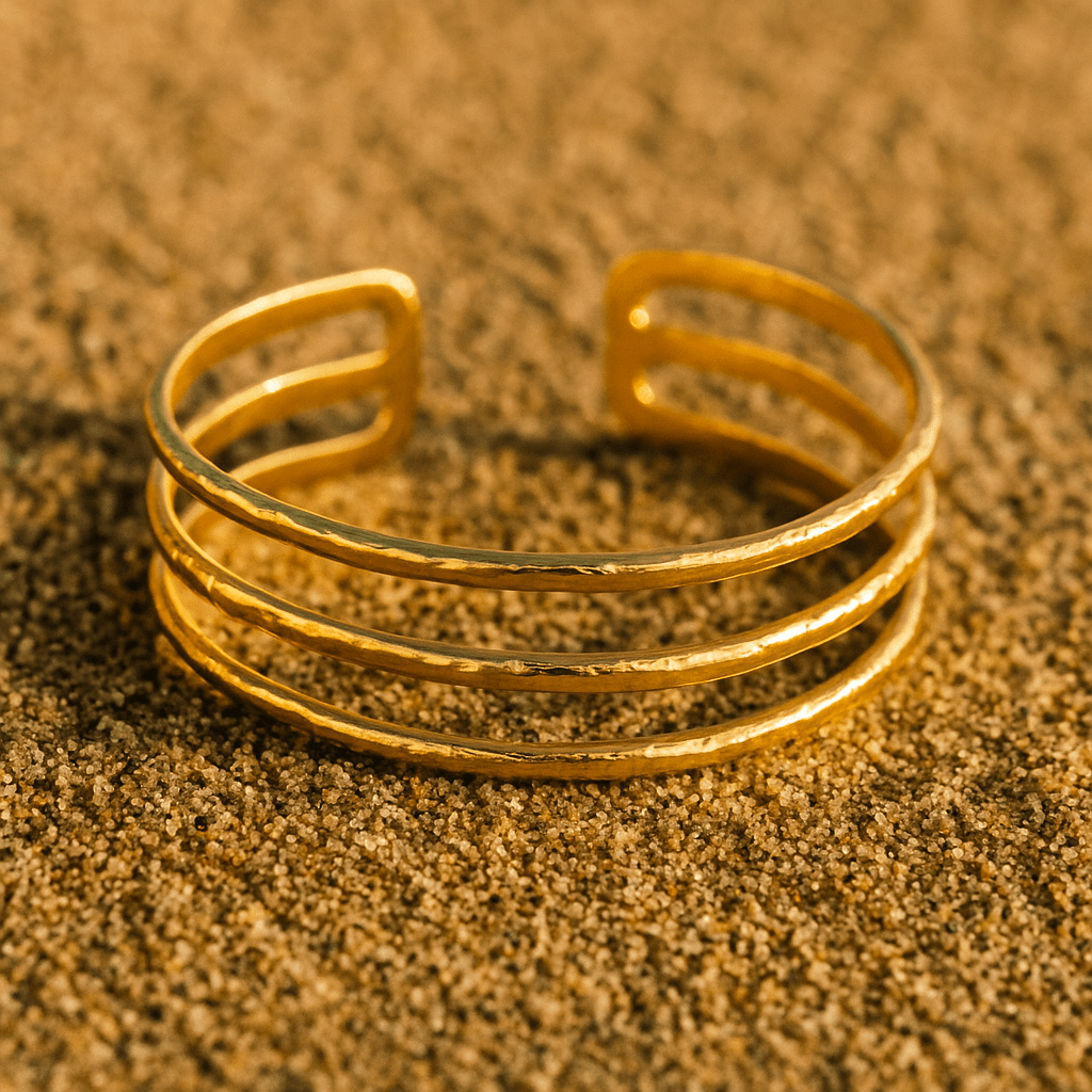 Pulsera Libertà – Brazalete dorado de acero martillado calado