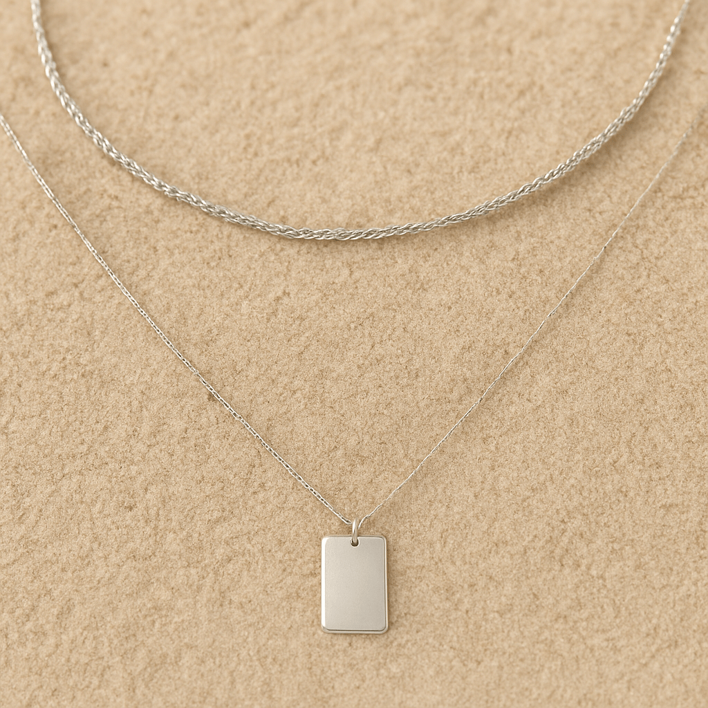 Collar Brillantezza – Doble cadena y colgante rectangular