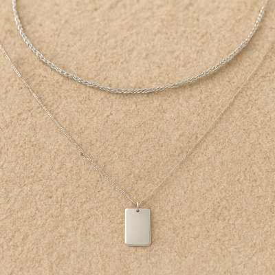 Collar Brillantezza – Doble cadena y colgante rectangular