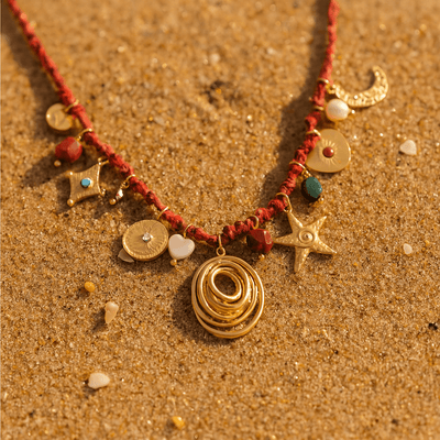 Collar Charms Sirena – Tela y dijes simbólicos