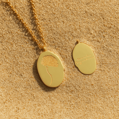 Collar Primavera – Medallón grabado y flor del mes