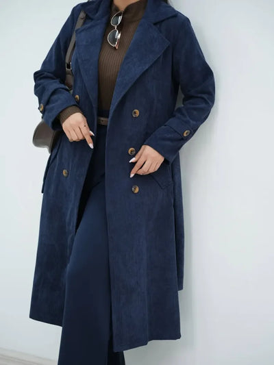 Trench de mujer en terciopelo acanalado con mangas largas y solapas en color liso