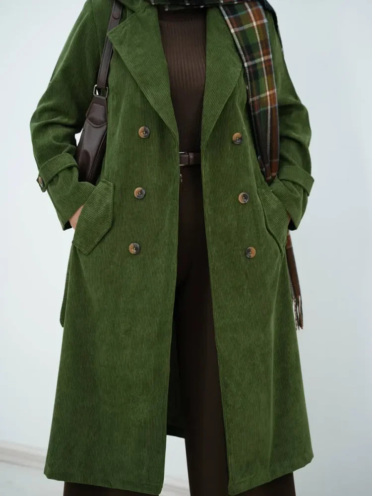 Trench de mujer en terciopelo acanalado con mangas largas y solapas en color liso