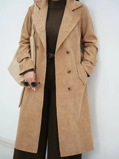 Trench de mujer en terciopelo acanalado con mangas largas y solapas en color liso