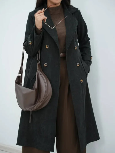 Trench de mujer en terciopelo acanalado con mangas largas y solapas en color liso