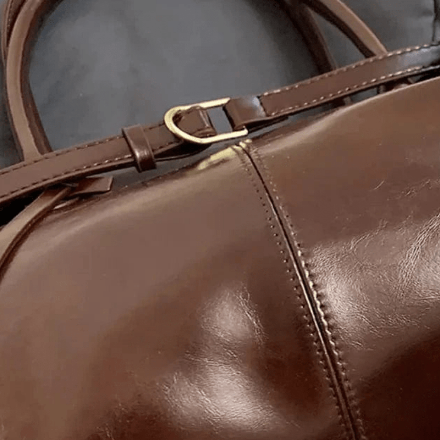 Bolso Vera – Cuero vegano barnizado y doble asa