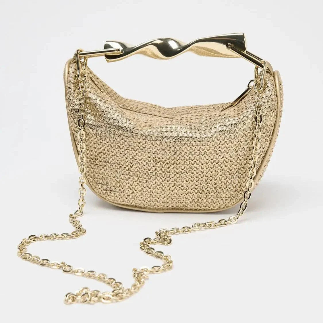 Bolso Alma – Mini media luna trenzada y asa dorada escultórica
