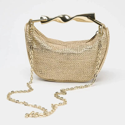 Bolso Alma – Mini media luna trenzada y asa dorada escultórica