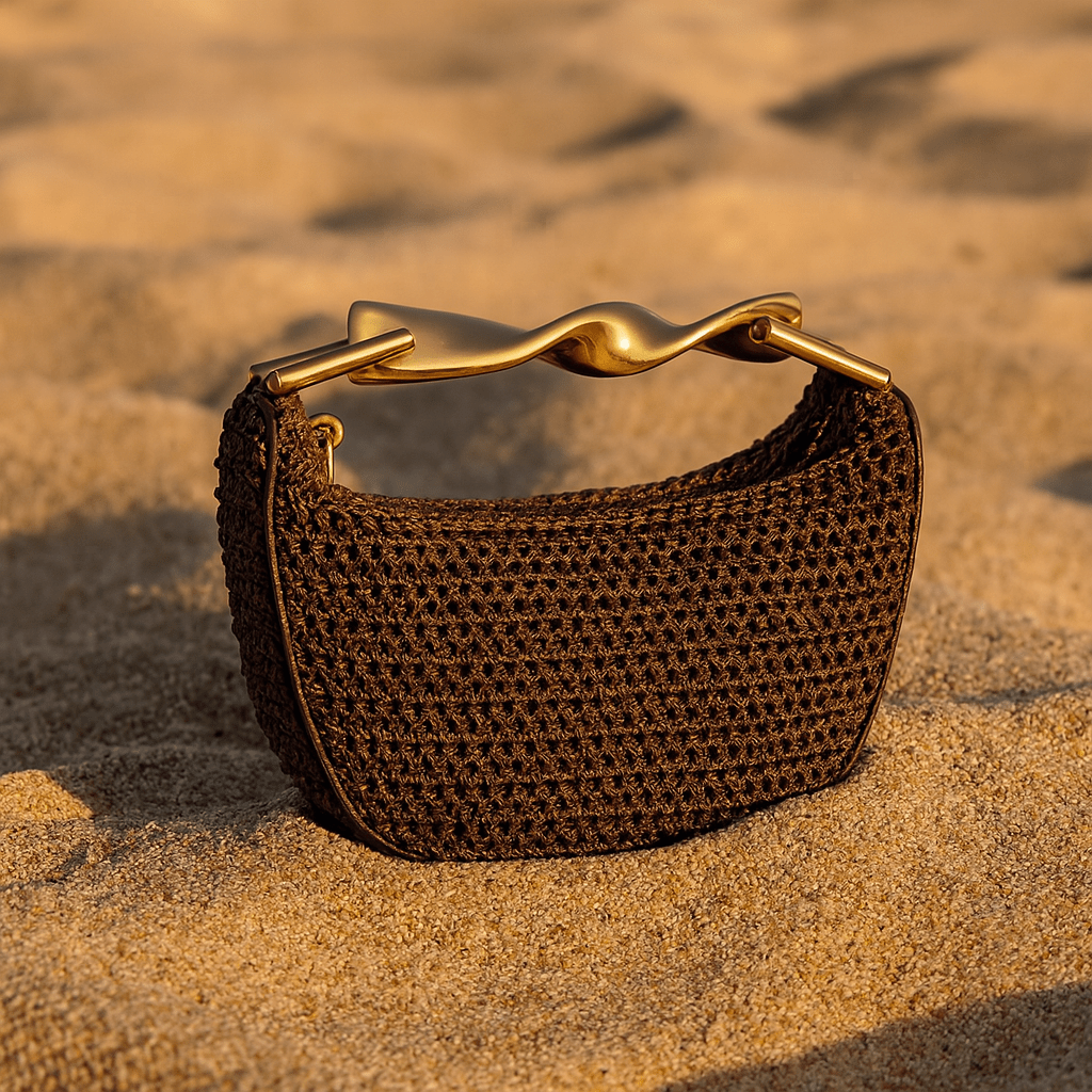 Bolso Alma – Mini media luna trenzada y asa dorada escultórica