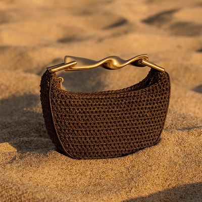 Bolso Alma – Mini media luna trenzada y asa dorada escultórica