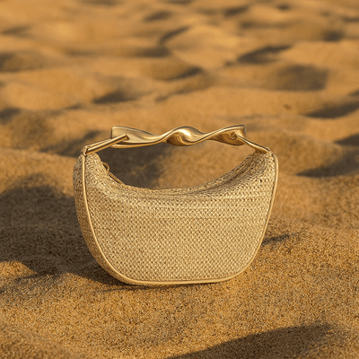 Bolso Alma – Mini media luna trenzada y asa dorada escultórica