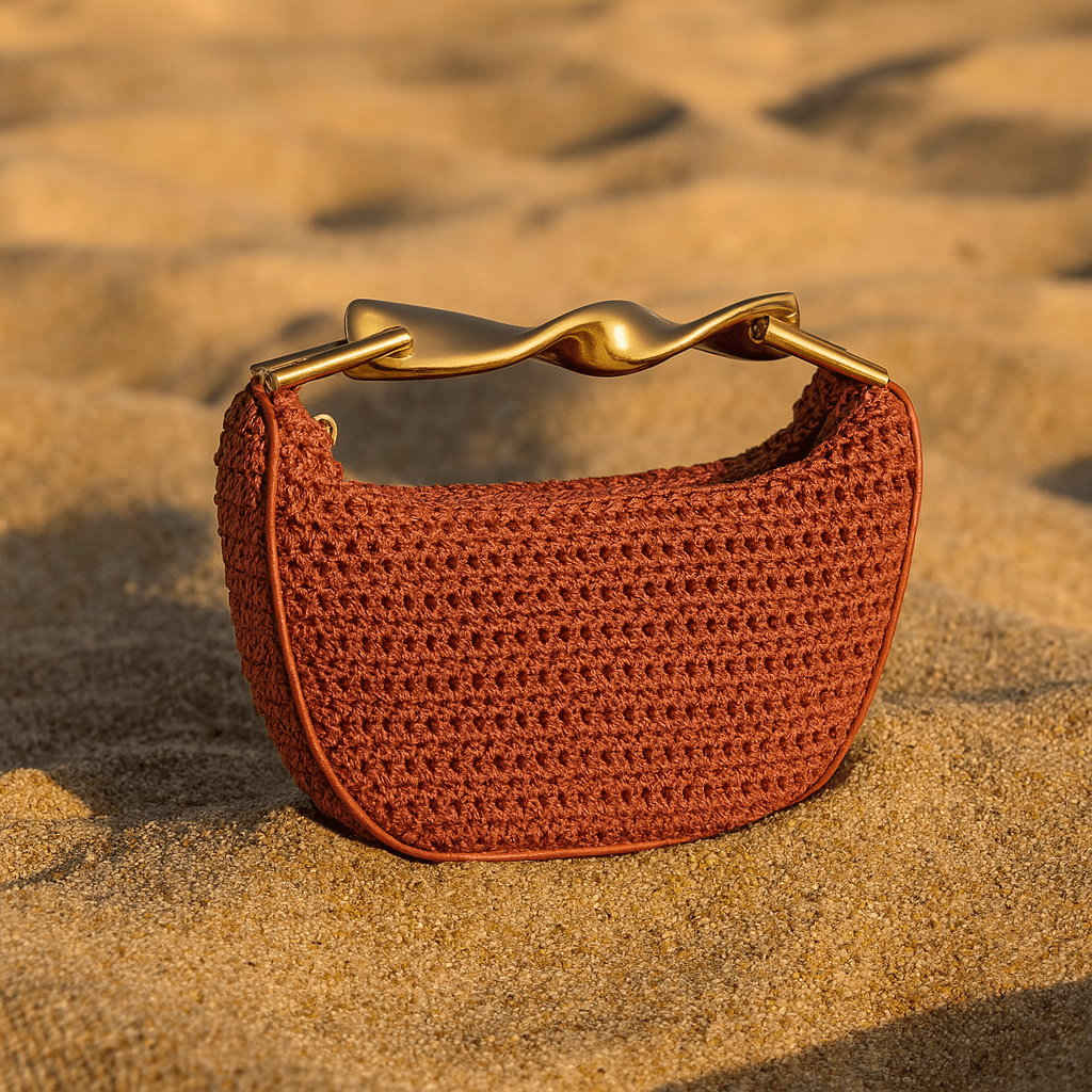 Bolso Alma – Mini media luna trenzada y asa dorada escultórica