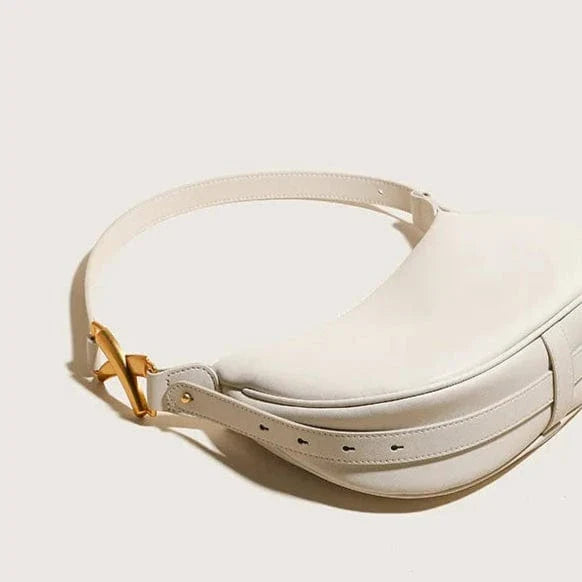 Bolso Livia – Media luna en cuero beige y hebilla dorada escultórica