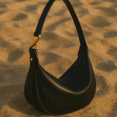 Bolso Livia – Media luna en cuero beige y hebilla dorada escultórica